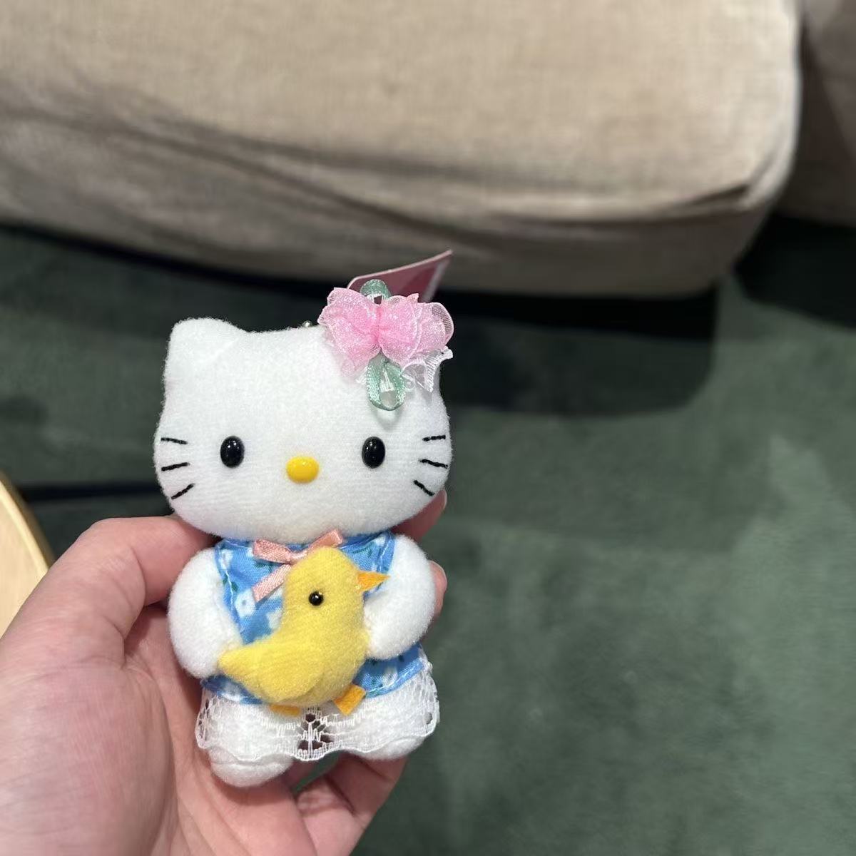 Peluche de Hello Kitty con ves - Good Floral & Wedding Decor Supply reseña y precio
